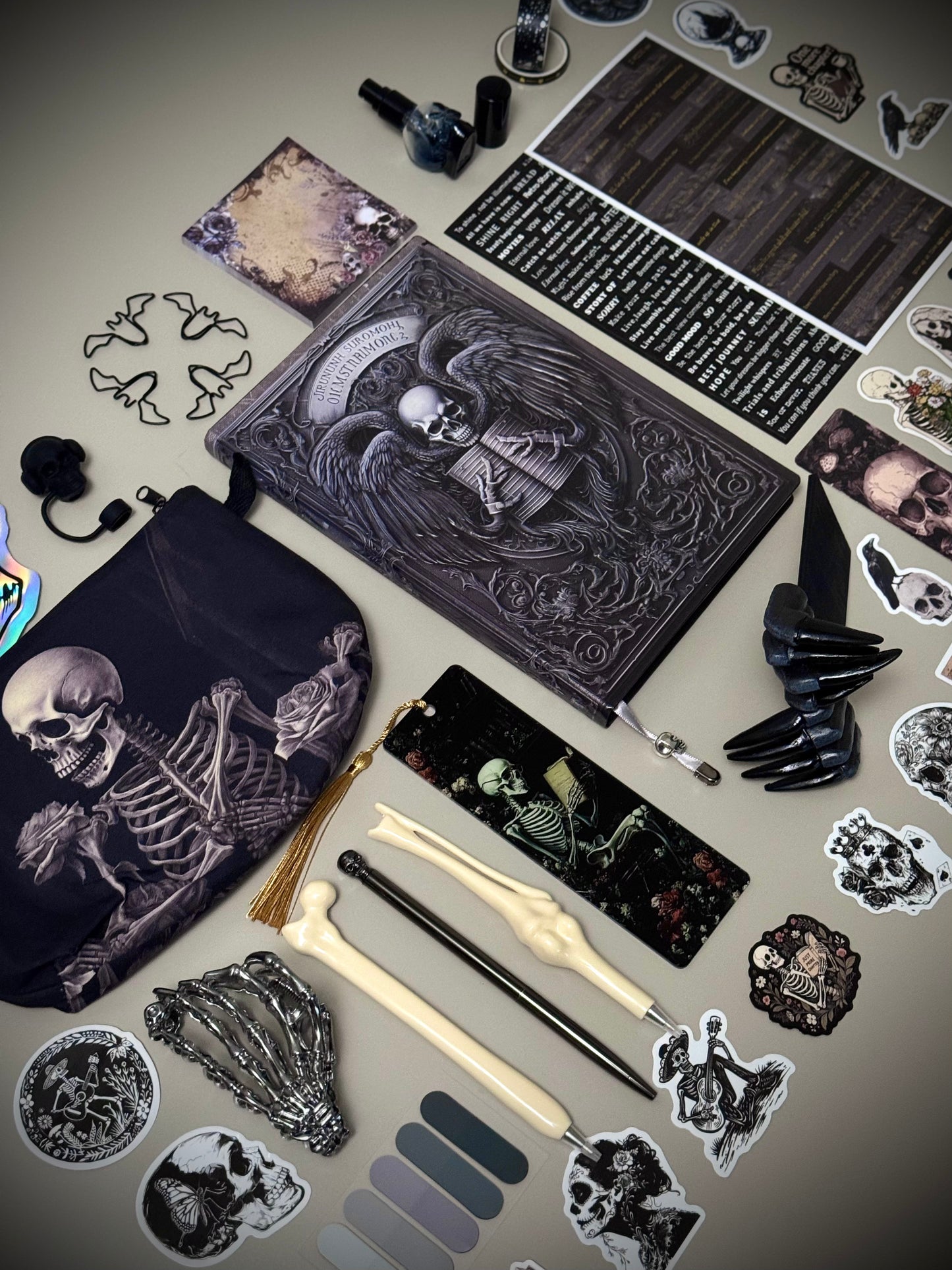 Step 1: Choose your journal 📓
Step 2: I create your bundle ☠️